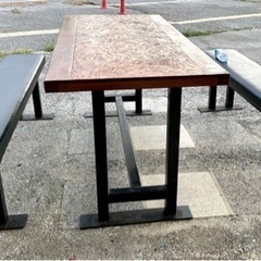 デスクトップは木製で、テーブルと椅子はすべて金属製で、非常に丈夫でビジネスや家庭での使用に適しています。の画像