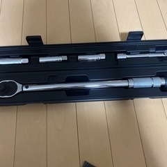 油圧ジャッキ　最大2トン荷重、トルクレンチの画像