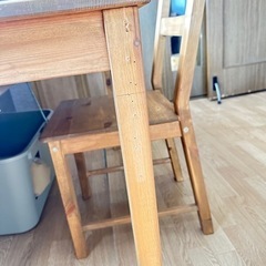 IKEAで購入パイン材ダイニングテーブル　ビス跡ありの画像