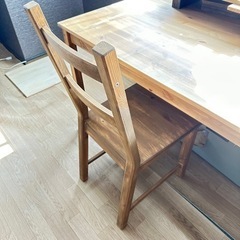 IKEAで購入パイン材ダイニングテーブル　ビス跡ありの画像