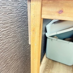 IKEAで購入パイン材ダイニングテーブル　ビス跡ありの画像