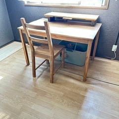 IKEAで購入パイン材ダイニングテーブル　ビス跡あり