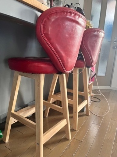 IKEA アイランドキッチン　グレー　赤いハイチェア付き