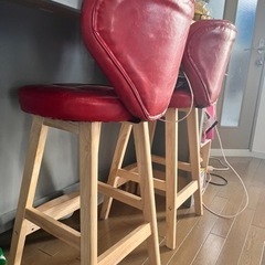 IKEA アイランドキッチン グレー 赤いハイチェア付き