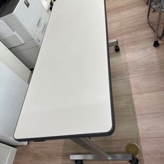 会議用テーブル５脚グレー取りに来られる方限定です。