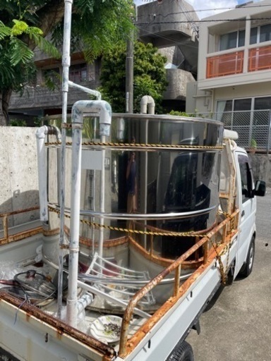 ステンレスタンク2トン、宜野湾市真栄原まで取りに来ていただける方、宜しくお願いします。