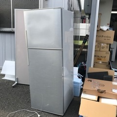 アイスクリーム専用？ちょっとキズだらけの冷蔵庫