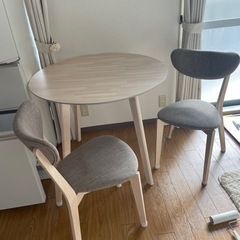 おしゃれなダイニングテーブルの画像