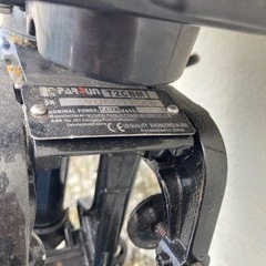 黒色の船外機の画像