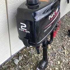 黒色の船外機の画像
