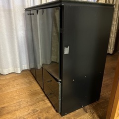 黒い棚の画像