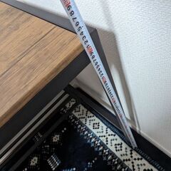 アンティークなウッド調のパソコンデスクの画像
