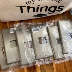 コンセントカバー　シルバーの画像