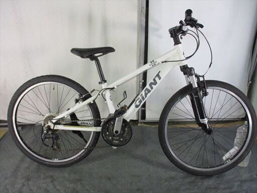 C898★13800円★整備済み 中古子供自転車 【24インチ　GIANT　ＭＴＢ　白　アルミ　サス不動 】
