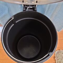 ステンレス製のゴミ箱差し上げますの画像