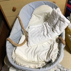 モーゼスバスケットとおくるみ2枚