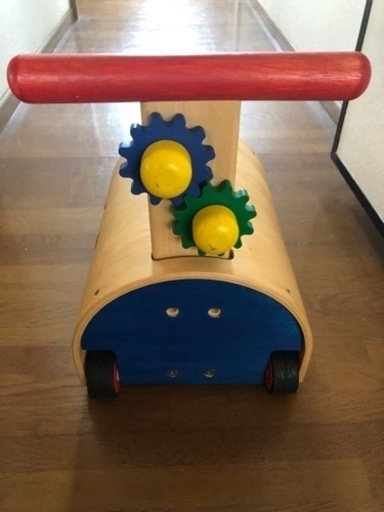 乗り物、積み木、手押し車　遊び要素満載！
