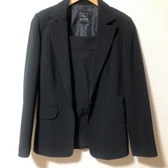 レディーススーツの画像