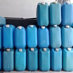 灯油缶　ポリ缶　１個100円　残8個