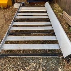 ハイエースのルーフキャリア、オーニングの画像