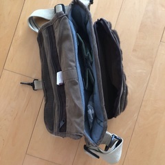 バック３つ、中古品:AIGLEのショルダーバック、ウォールマート保冷バッグ、カメラ専用バックの画像