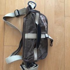 バック３つ、中古品:AIGLEのショルダーバック、ウォールマート保冷バッグ、カメラ専用バックの画像