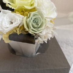 (やり取り中です)プリザーブドフラワー　グリーンのバラ、あじさいなどの画像