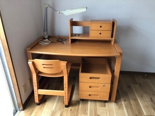 学習机　子供から大人まで使えるタイプ