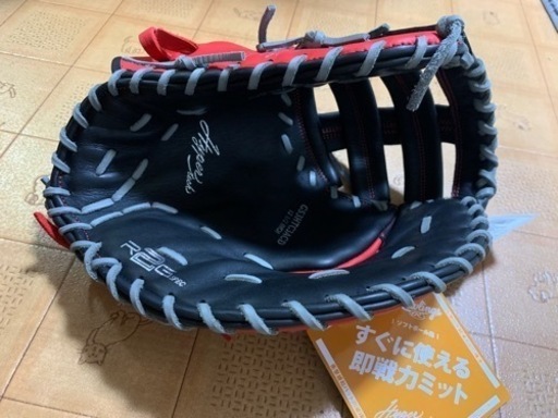 右投げ  キャッチャー兼ファーストミット