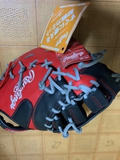 右投げ  キャッチャー兼ファーストミット