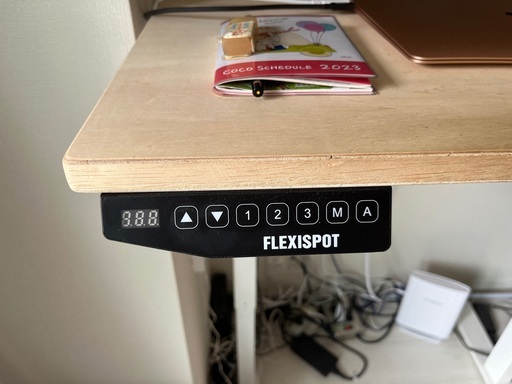 スタンディングデスク 71-121cm（高さの調節は自由自在）