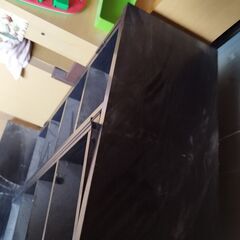 黒い本棚の画像