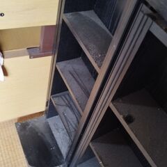 黒い本棚の画像