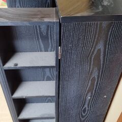 黒い本棚の画像