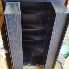 黒い本棚の画像