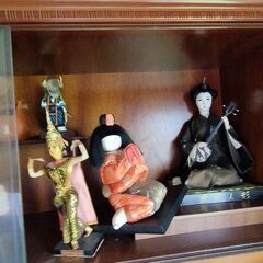 日本のショーケースキャビネットドレッサーとフィギュア。の画像