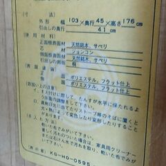 日本のショーケースキャビネットドレッサーとフィギュア。の画像