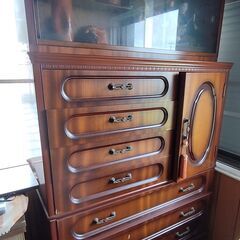 日本のショーケースキャビネットドレッサーとフィギュア。