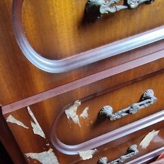 日本のショーケースキャビネットドレッサーとフィギュア。の画像