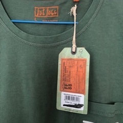 新品タグ付きTシャツ カーキ の画像
