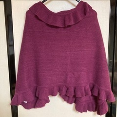 エンジ色のケープの画像