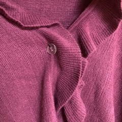 エンジ色のケープの画像