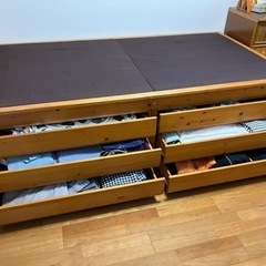 引出し付き収納力高いベッドの画像