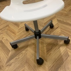 IKEA   白い椅子　キャスター付きの画像