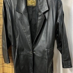 革のジャケットとコートGジャン