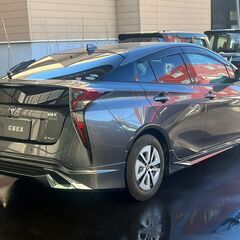 月々3万円から【自社ローン120回払い可能/頭金、保証人なしOK】　トヨタ　プリウス　1.8Aプレミアム E-Four 4WDの画像