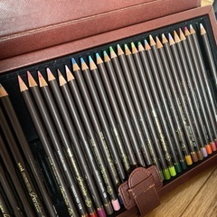 ペンと色鉛筆の画像