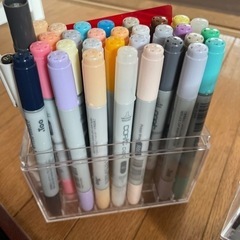 ペンと色鉛筆の画像