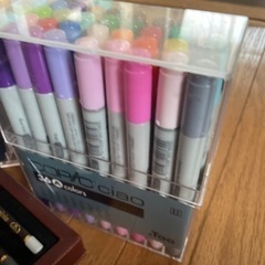 ペンと色鉛筆の画像