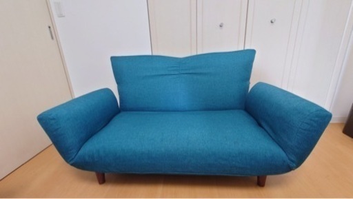 お値引き！【価格ご相談お受け付けします！】足つき2シーターソファ！フラットにして簡易ベッドにも